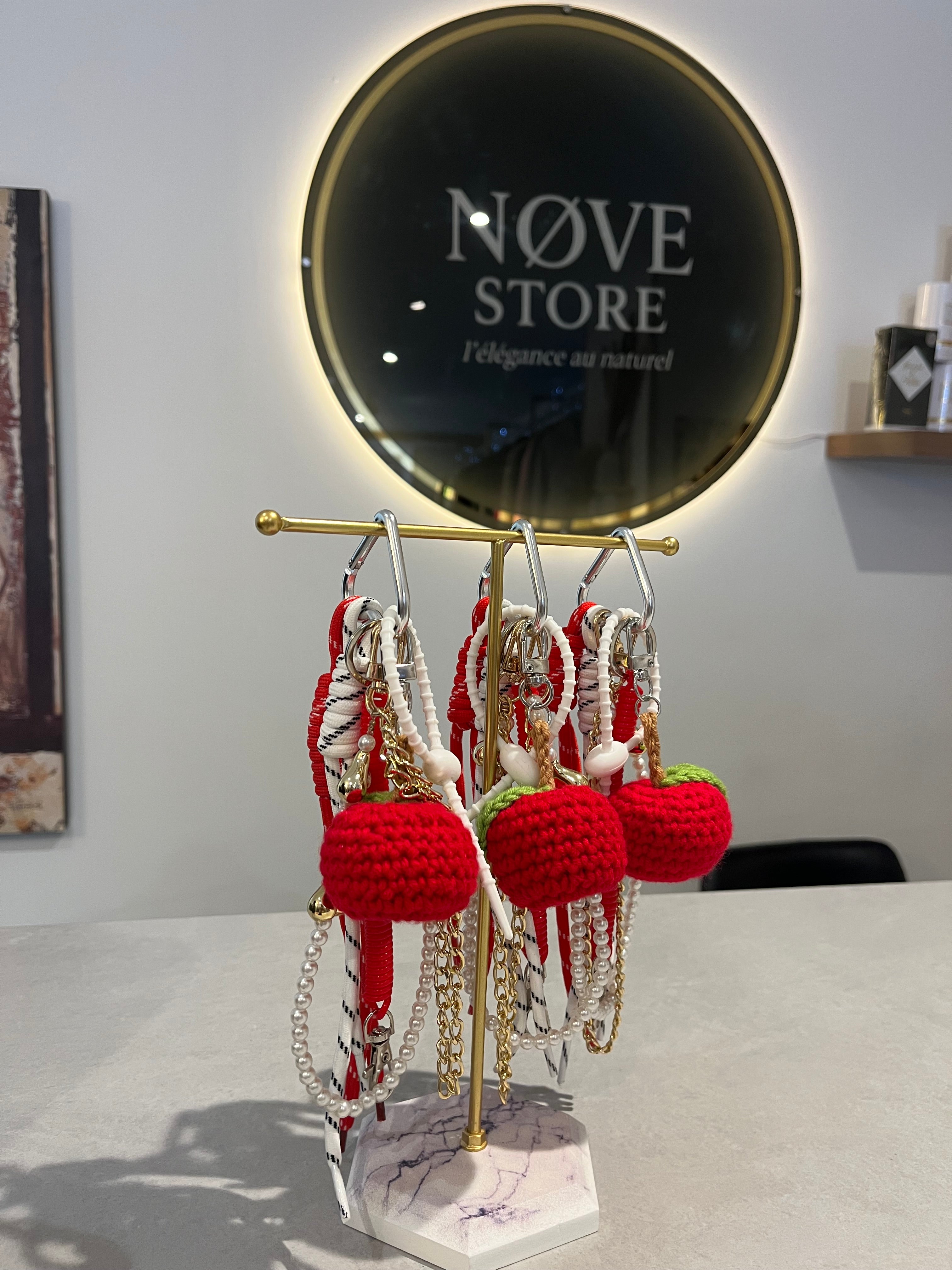 Charm Pomme Rouge Crochet Luxe — Perles & Chaîne Dorée