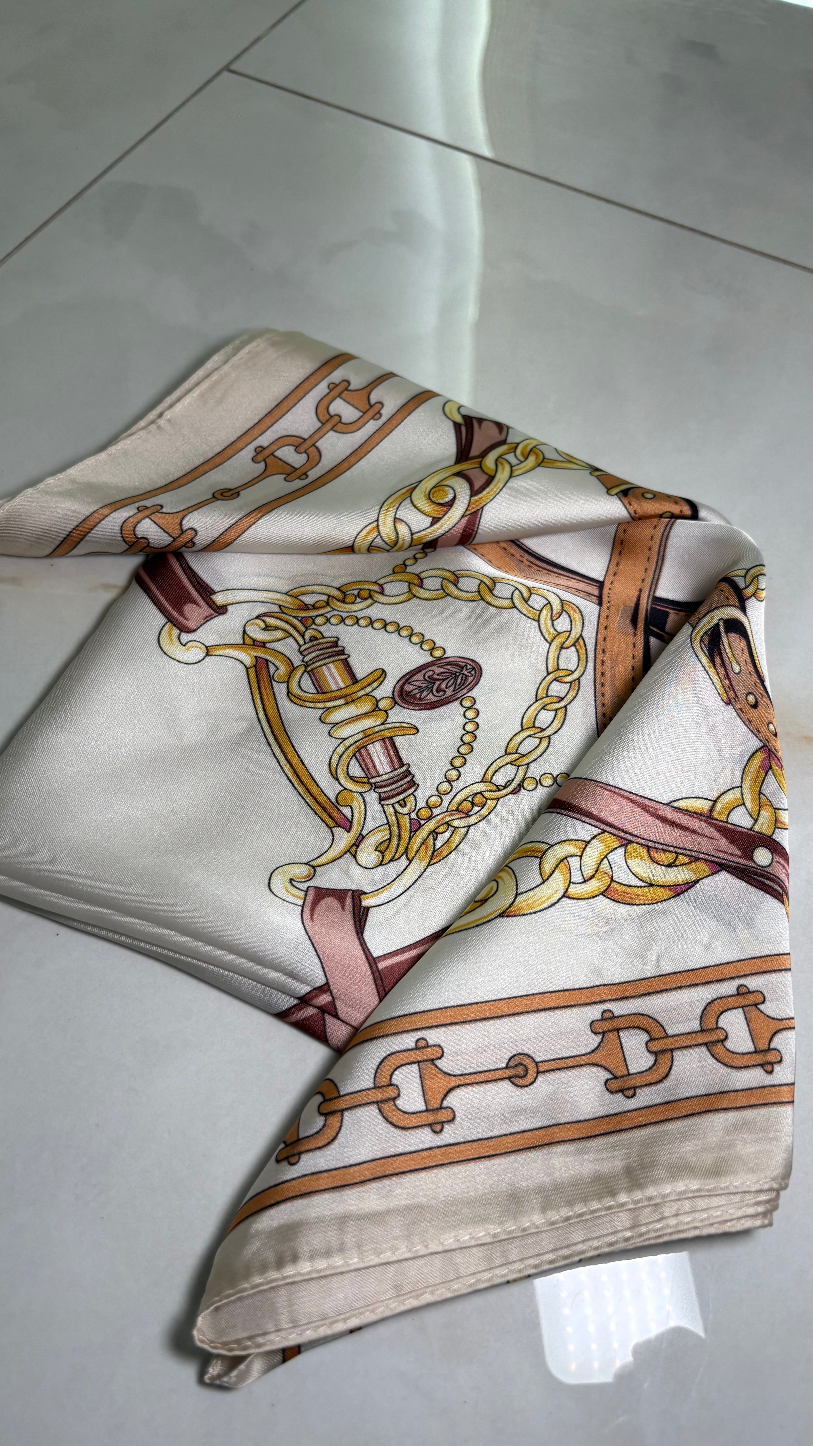 Foulard Satiné "Éclat Équestre" – L'Art du Détail