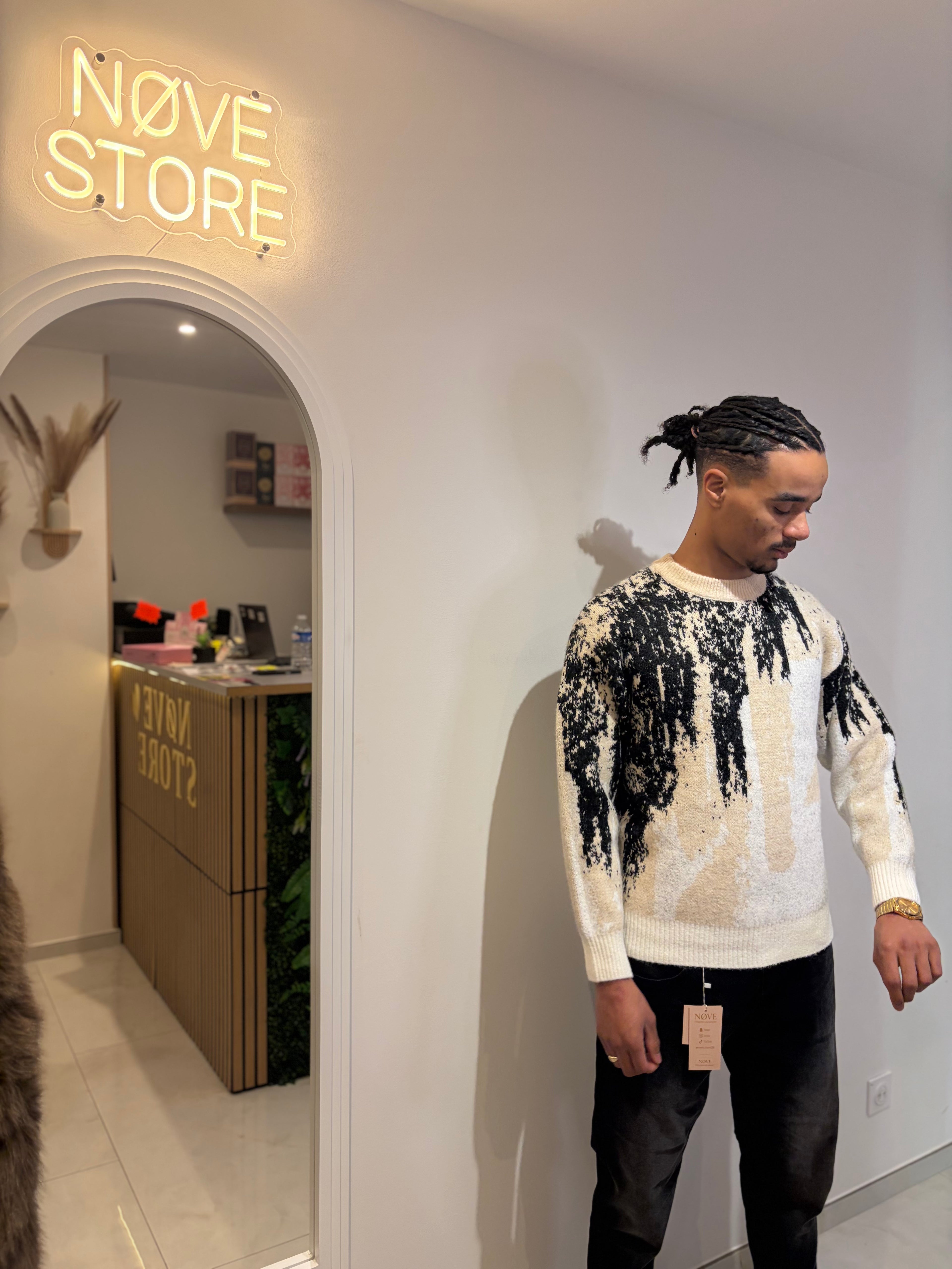 Pull au design abstrait noir et blanc