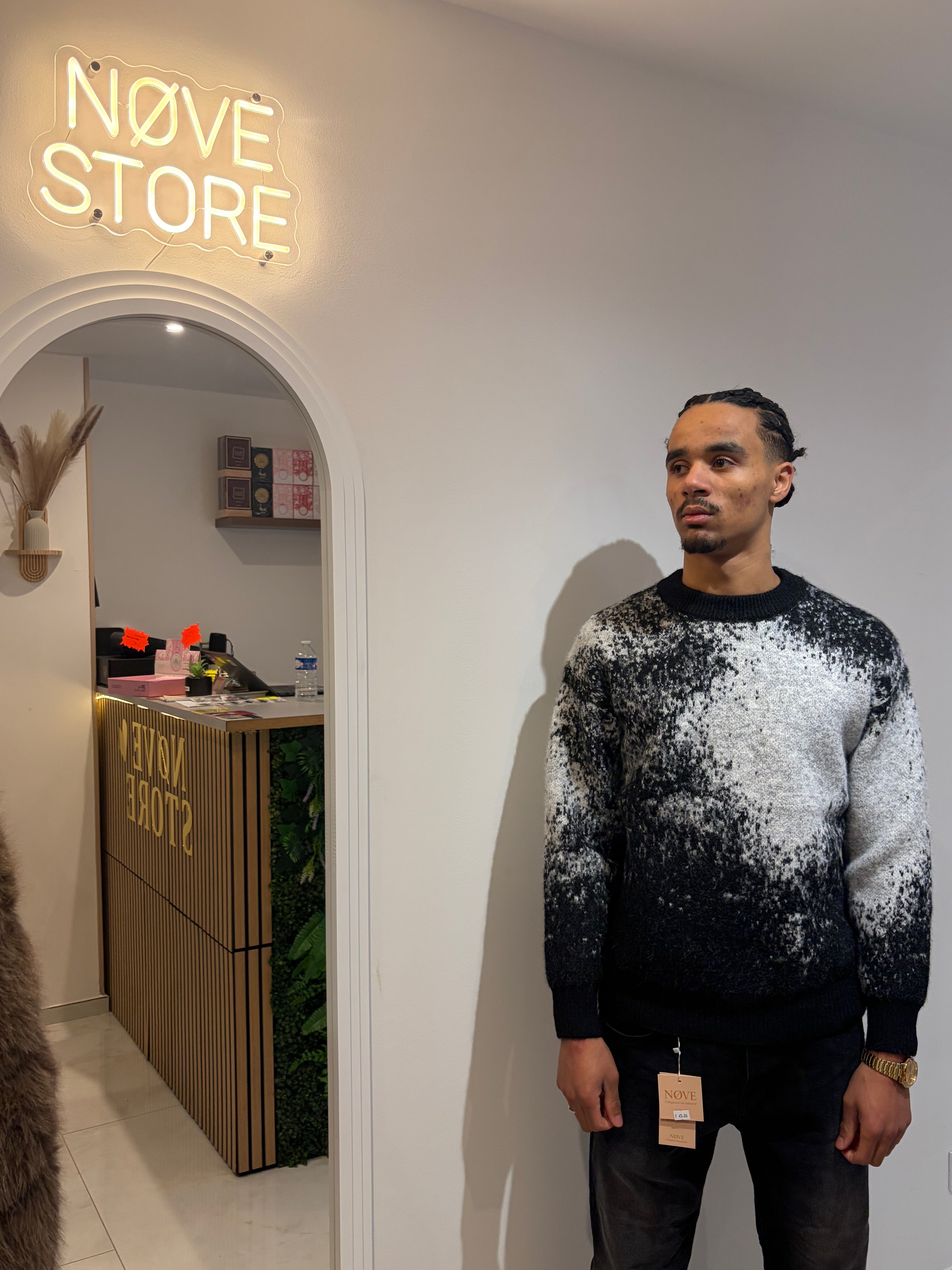 Pull noir au design abstrait chic