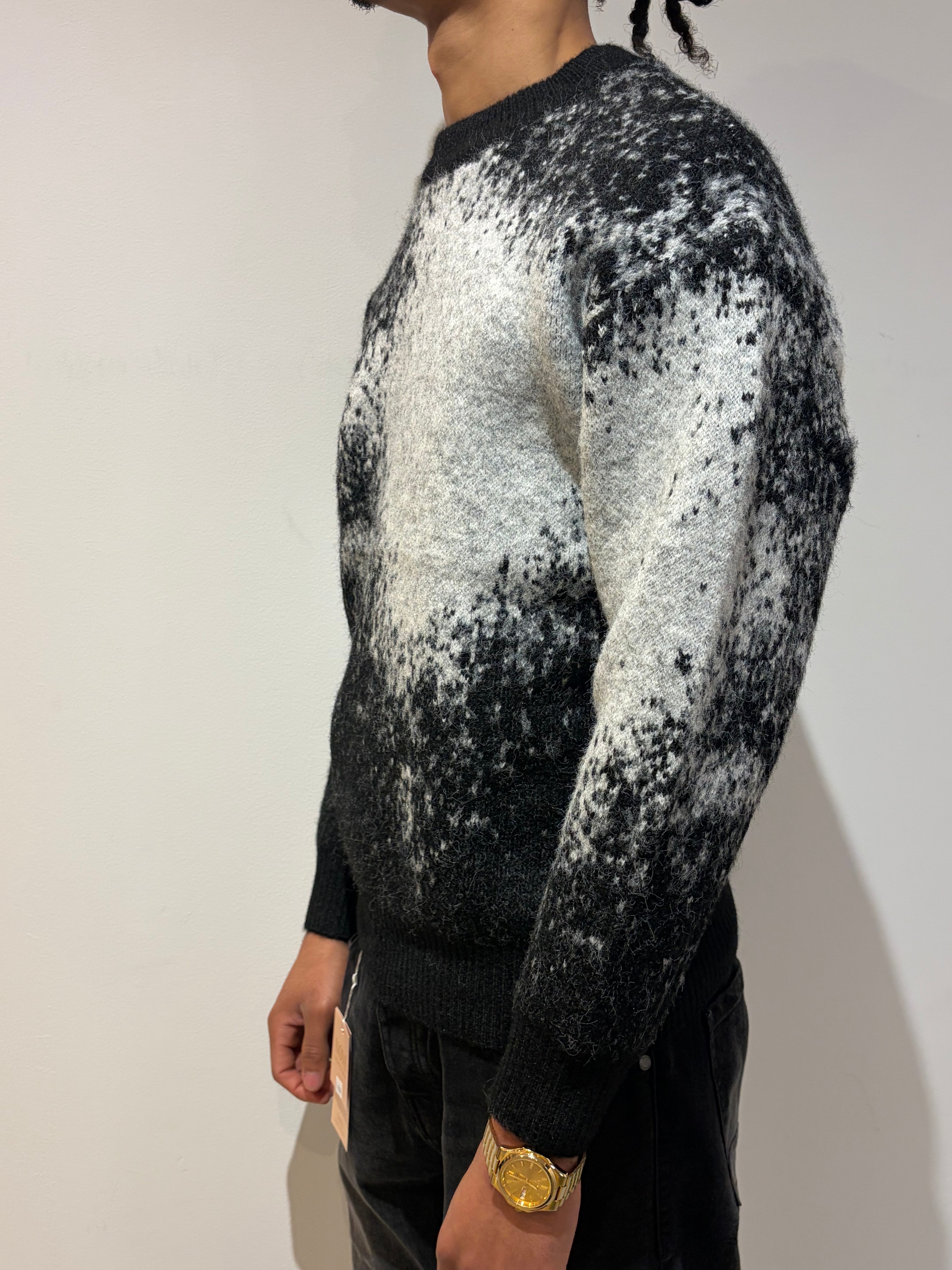 Pull noir au design abstrait chic