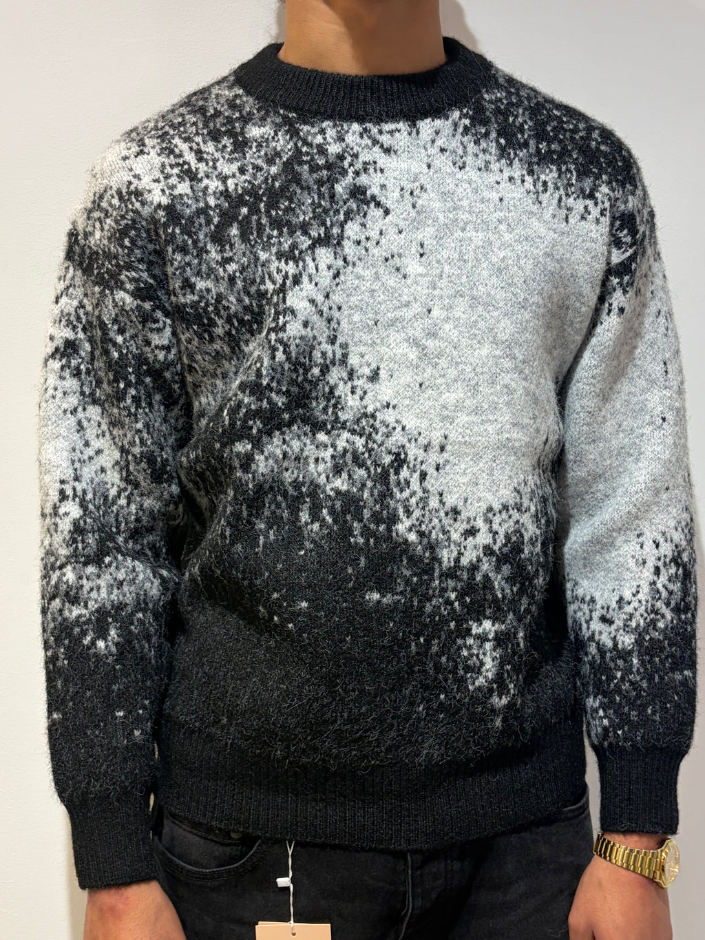 Pull noir au design abstrait chic