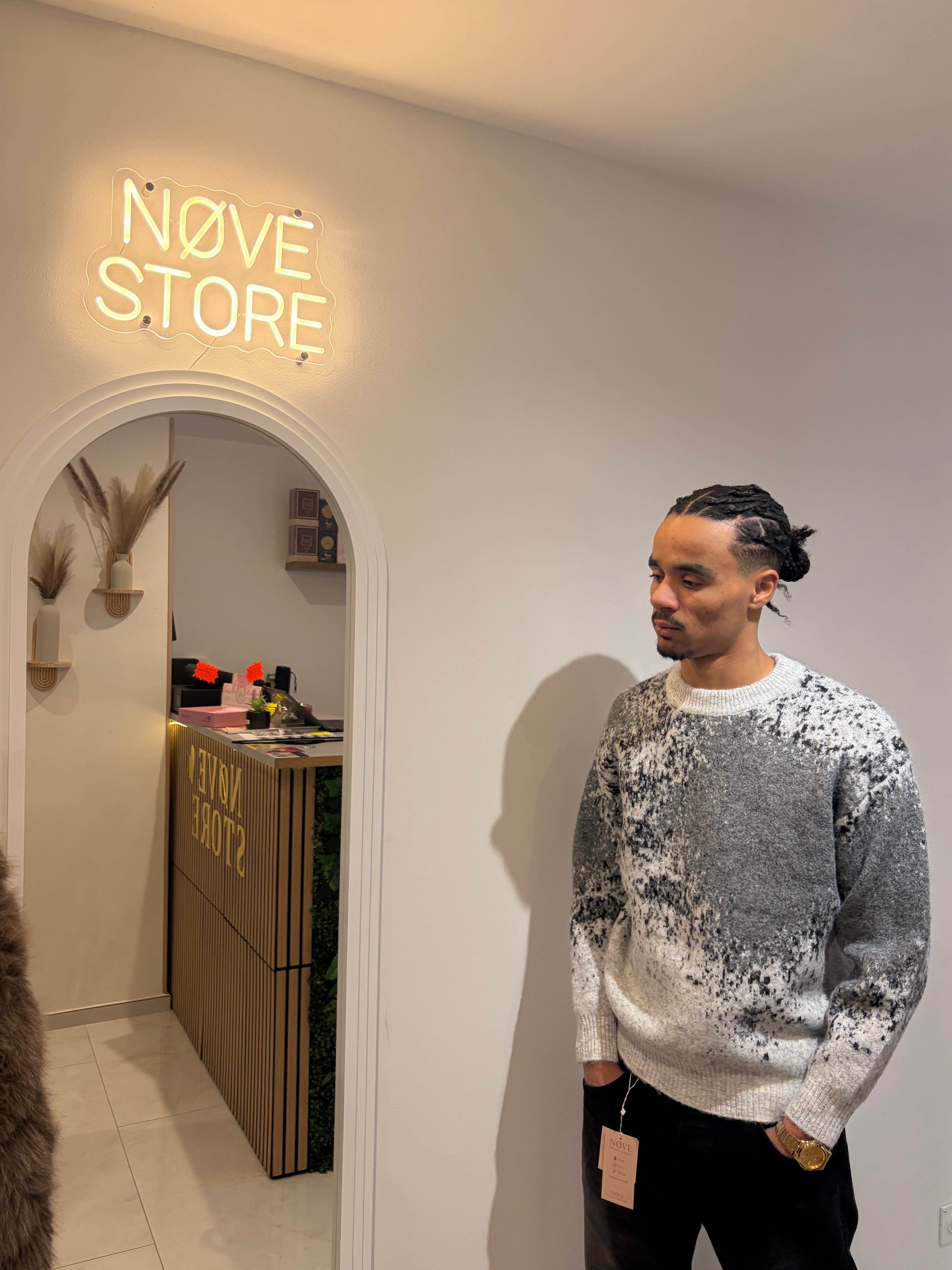 Pull gris au design abstrait chic