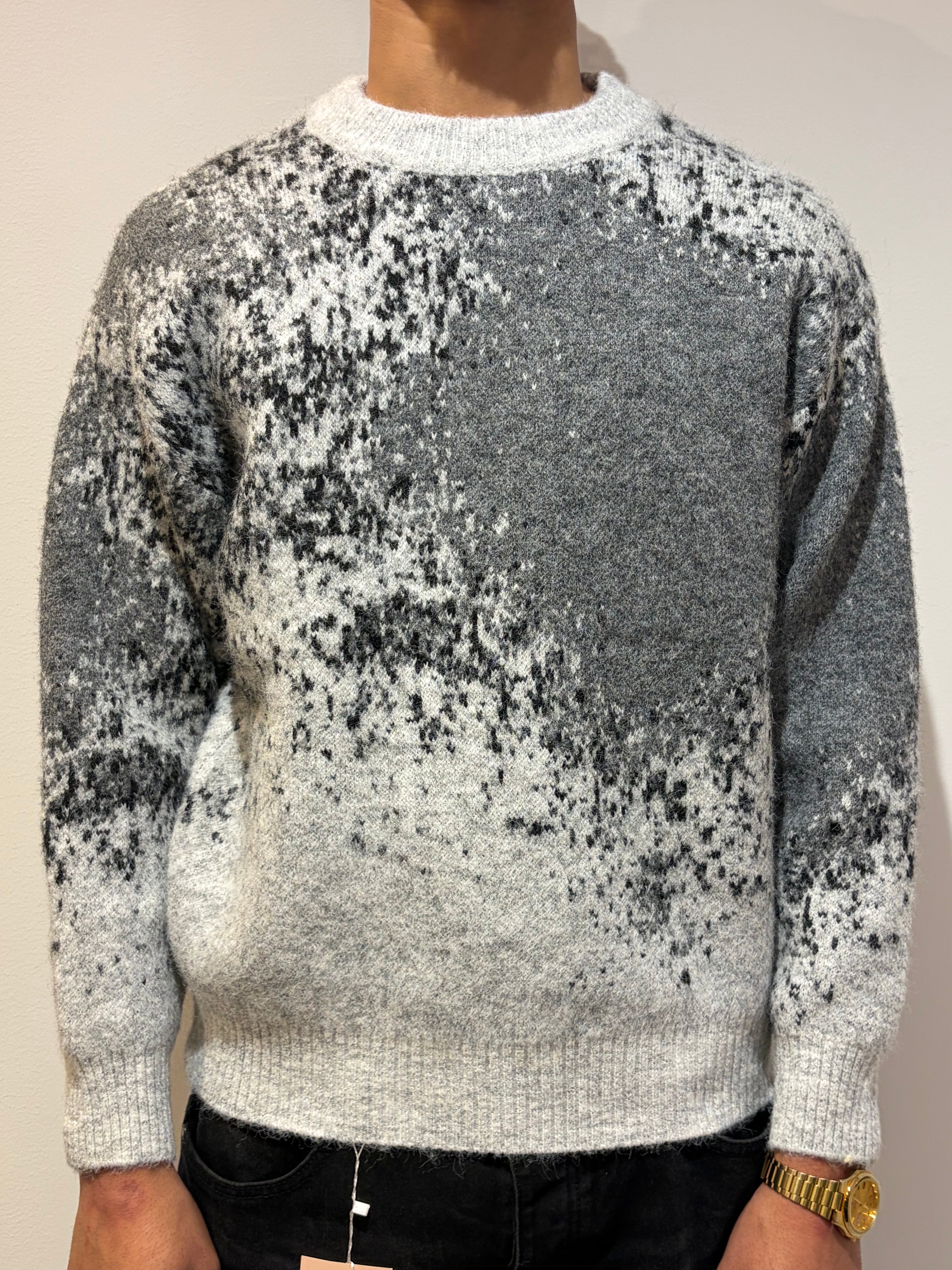 Pull gris au design abstrait chic