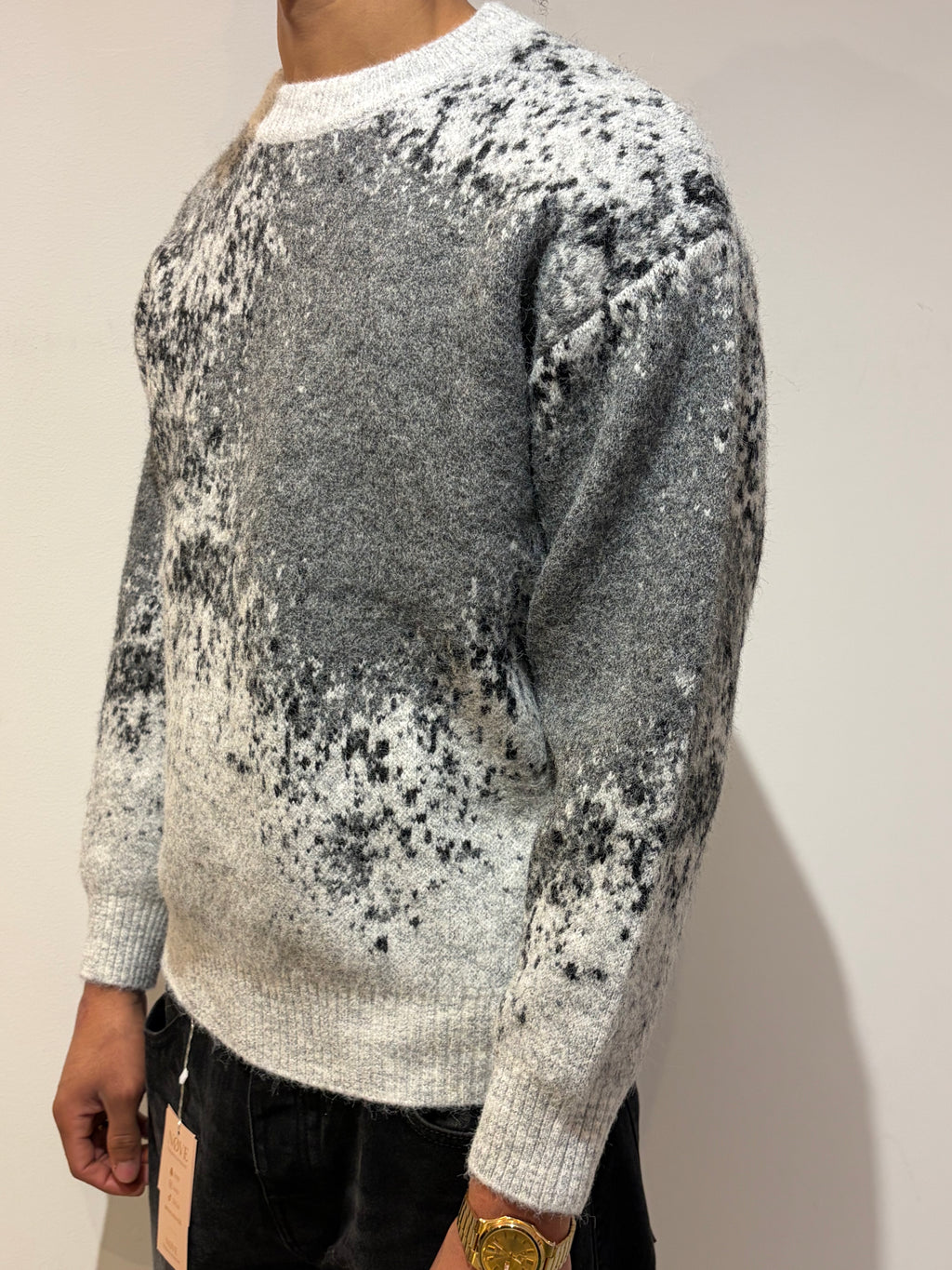 Pull gris au design abstrait chic