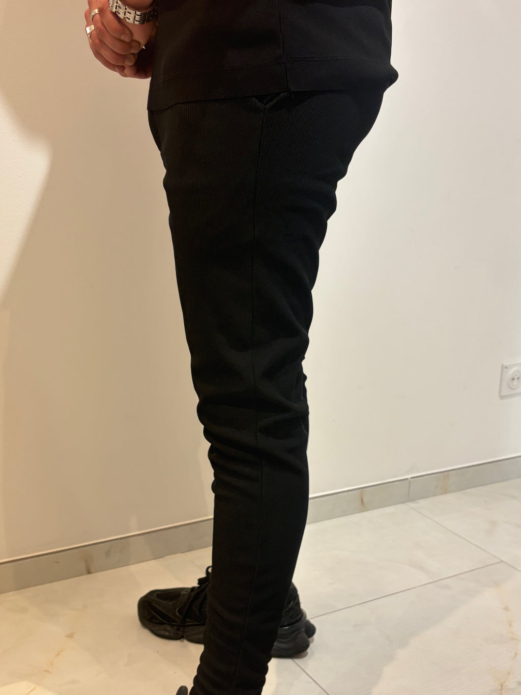 Elegant outfit in a casual chic style